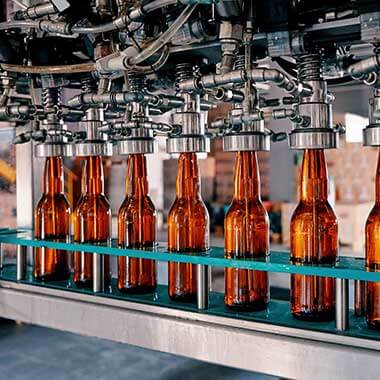 İçecek üretim tesisinde hareket eden cam şişeler. Çözünmüş oksijenin izlenmesi, ürün kalitesinin yönetimi açısından önemlidir.