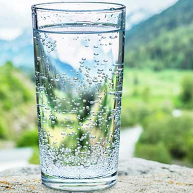 Bir bardak berrak su, gözle görünmeyen kimyasallar için içme suyunun izlenmesinin önemini hatırlatır.