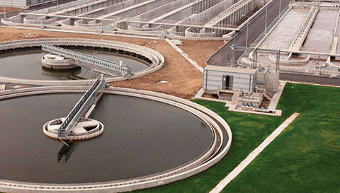 endüstriyel atık su arıtma tesisinin havadan görünümü